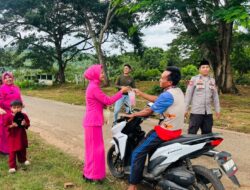Hadirkan Seuntai Senyuman di Bulan Suci Ramadhan, Polsek Parado Bagikan Takjil Berbuka Puasa