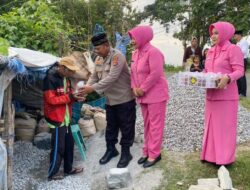 Indahnya Ramadhan, Polsek Rasanae Barat Bagikan Takjil untuk Warga Pemecah Batu