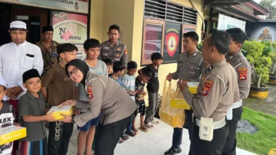 Wujudkan Kedekatan dengan Masyarakat, Polres Lombok Barat Beri Kejutan Manis untuk Anak-Anak Kuripan
