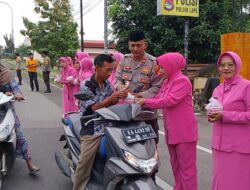Semangat Berbagi di Bulan Suci, Polsek Lape dan Bhayangkari Tebar 200 Paket Takjil untuk Pengguna Jalan