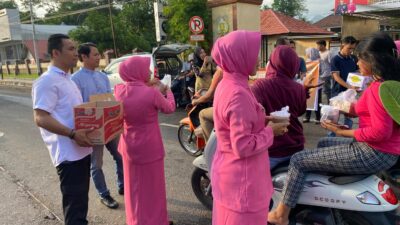 Wujud Kepedulian di Bulan Ramadan, Sat Reskrim dan Bhayangkari Polres Bima Kota Berbagi Takjil Gratis
