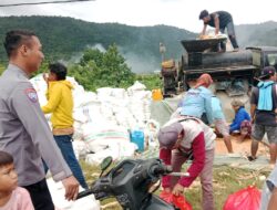 Ketahanan Pangan Terjaga, Bhabinkamtibmas Manggelewa Pantau Panen Jagung Warga