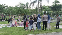 Polres Lombok Timur Amankan Aksi Mimbar Bebas dan Bagi Takjil Komunitas Baca di Taman Rinjani Selong