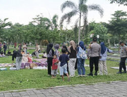 Polres Lombok Timur Amankan Aksi Mimbar Bebas dan Bagi Takjil Komunitas Baca di Taman Rinjani Selong