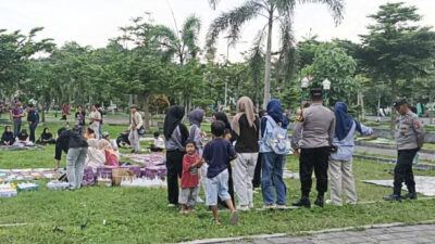 Polres Lombok Timur Amankan Aksi Mimbar Bebas dan Bagi Takjil Komunitas Baca di Taman Rinjani Selong