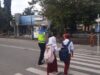 Sat Lantas Polres Bima Kota Laksanakan Rawan Pagi, Bantu Anak Sekolah Menyeberang Jalan