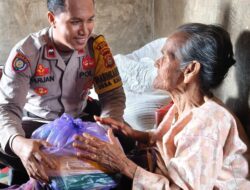 Mengabdi Dengan Hati, Bhabinkamtibmas Polsek Woha Salurkan Bantuan Sembako Bagi Lansia