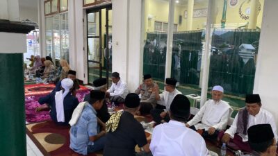 Kapolres Sumbawa Barat Duduk Bersama Masyarakat, Nikmati Kebersamaan Buka puasa bersama.