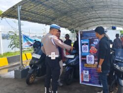 Sipropam Polsek Kawasan Pelabuhan Lb. Lombok Sosialisasikan Yanduan QR Code Propam kepada Pemudik di Kayangan