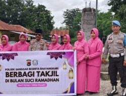 Jelang Berbuka Puasa, Polsek Sanggar Bersama Bhayangkari Bagikan Ratusan Paket Takjil