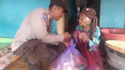 Pengabdian Tulus dan Peka Terhadap Sesama, Bhabinkamtibmas Polsek Woha Salurkan Bantuan Sosial Bagi Lansia di Desa Binaannya