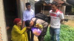 “Polri Untuk Masyarakat” Bhabinkamtibmas Polsek Woha Sambangi Lansia dan Salurkan Paket Sembako”
