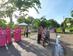 Perkuat Kedekatan dengan Warga, Polsek Pekat Bagikan Takjil Gratis di Jalan Raya