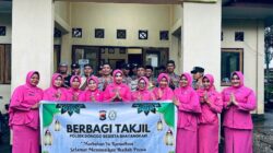 Meraih Keberkahan Polsek Donggo Bersama Bhayangkari Bagikan Takjil Berbuka Puasa