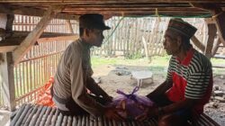 “Porli Perduli” Bhabinkamtibmas Polsek Woha Salurkan Bantuan Sembako Bagi Lansia di Desa Binaannya