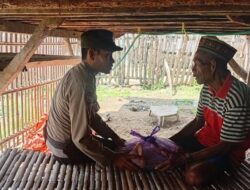 “Porli Perduli” Bhabinkamtibmas Polsek Woha Salurkan Bantuan Sembako Bagi Lansia di Desa Binaannya