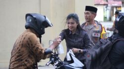 Bag Ops dan Si Humas Polres Dompu Berbagi Takjil di Bulan Ramadan, Sambil Edukasi Keselamatan Berlalu Lintas