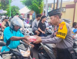 Ramadhan Berkah, Polres Sumbawa Bagikan Takjil Gratis Untuk Masyarakat