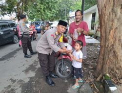 Dalam rangka meningkatkan kepedulian sosial di bulan suci Ramadhan serta mempererat hubungan dengan masyarakat, Polres Dompu melaksanakan kegiatan pembagian takjil kepada masyarakat yang melintas di depan Mako Polres Dompu, Senin (16/3/2026) sekitar pukul 16.30 WITA hingga selesai.  Kegiatan tersebut dipimpin oleh: AKP Saiful Anhar (Plh. Kabag Log) AKP Zuharis (Kasi Propam) AKP Rusdi (Kasikum) serta melibatkan anggota Bag Logistik dan anggota Provos Polres Dompu.  Pembagian takjil diberikan kepada para pengguna jalan, baik pengendara roda dua maupun roda empat yang melintas menjelang waktu berbuka puasa. Kegiatan ini disambut antusias oleh masyarakat yang merasa terbantu dan diapresiasi atas kepedulian dari jajaran Polres Dompu.  Di sela-sela kegiatan, personel juga menyampaikan imbauan kamtibmas dan kamseltibcarlantas kepada masyarakat agar senantiasa tertib berlalu lintas, mematuhi aturan di jalan raya, serta meningkatkan kewaspadaan, khususnya menjelang arus mudik Lebaran.  Adapun maksud dan tujuan dari kegiatan pembagian takjil ini adalah sebagai bentuk kepedulian Polri kepada masyarakat, mempererat silaturahmi, serta menciptakan situasi kamtibmas yang aman dan kondusif selama bulan Ramadhan.  Kapolres Dompu AKBP Sodikin Fahrojin Nur, S.I.K., melalui Kasi Humas IPTU I Nyoman Suardika menyampaikan bahwa kegiatan ini merupakan wujud nyata kehadiran Polri di tengah masyarakat.  “Kegiatan berbagi takjil ini bukan hanya sekadar berbagi makanan untuk berbuka puasa, tetapi juga sebagai sarana untuk menjalin kedekatan dengan masyarakat serta menyampaikan pesan-pesan penting terkait keamanan dan keselamatan, khususnya menjelang mudik Lebaran,” ungkapnya.  Lebih lanjut, ia berharap melalui kegiatan ini dapat menumbuhkan rasa kebersamaan serta meningkatkan kesadaran masyarakat akan pentingnya menjaga keamanan dan ketertiban di lingkungan masing-masing. Selama kegiatan berlangsung, situasi terpantau aman, tertib, dan lancar