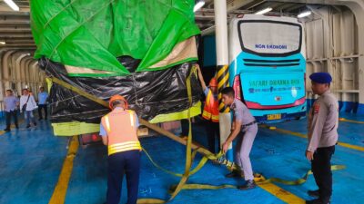 Pastikan Keselamatan Penumpang, Ditpolaurud Polda NTB Bersama KSOP Awasi Bongkar Muat di Pelabuhan Lembar
