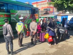 Personel Pos Pelayanan Terminal Dara Ops Ketupat Rinjani 2026 Laksanakan Pengamanan dan Himbauan kepada Pemudik