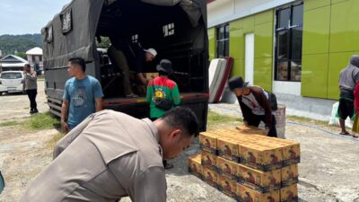 BRIMOB POLDA NTB SALURKAN BANTUAN KEMANUSIAAN UNTUK KORBAN KEBAKARAN DI KECAMATAN ALAS