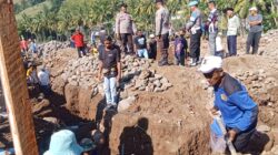 Personel Polsek Ambalawi Gotong Royong Bersama Warga, Peletakan Batu Pertama Masjid Nurul Hikmah Desa Kole