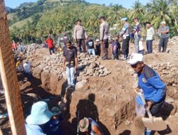 Personel Polsek Ambalawi Gotong Royong Bersama Warga, Peletakan Batu Pertama Masjid Nurul Hikmah Desa Kole