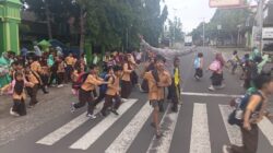 Personel Polsek Suela Atur Lalu Lintas di Depan SDN 02 Suela, Bantu Pelajar Menyeberang