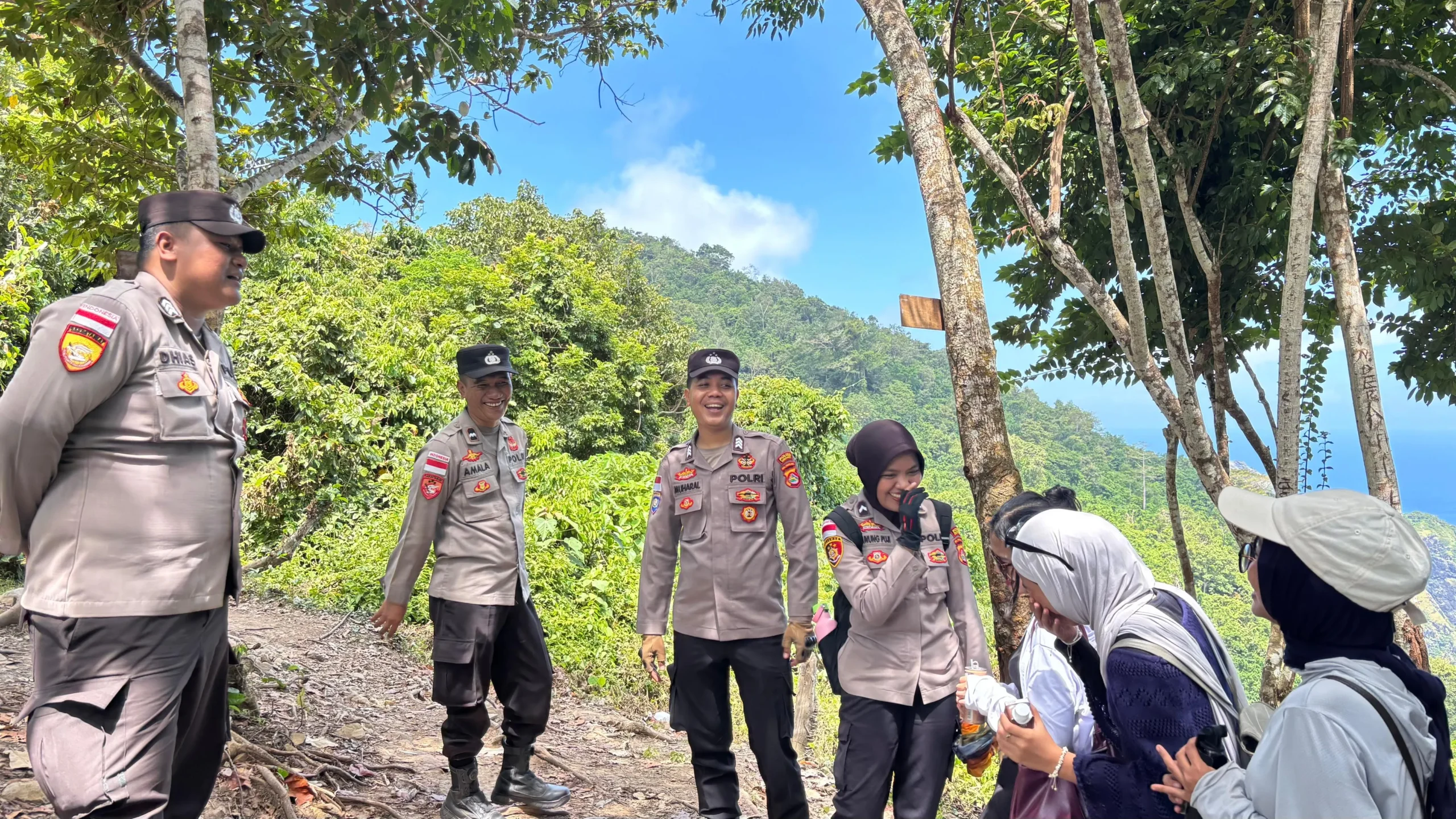 Ribuan Wisatawan Padati Sekotong, Polisi Siaga Kawal Tradisi Lebaran Topat 2026