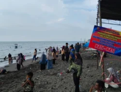 Lautan Manusia Padati Pantai Cemare, Polisi Siaga Ketat Amankan Tradisi Lebaran Topat di Lombok Barat