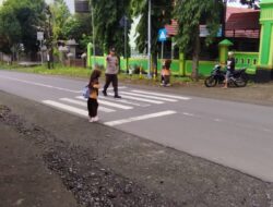 Anggota Piket Jaga Polsek Suela Laksanakan Rawan Pagi/Strong Point di Depan SDN 2 Suela