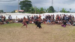 Melestarikan Tradisi Sasak, Polsek Labuapi Pastikan Keamanan Tarung Pepadu Peresean 2026 di Desa Telagawaru