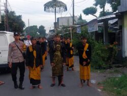 Bhabinkamtibmas Kawal Adat Nyongkolan di Terara, Pastikan Lalu Lintas Tetap Lancar