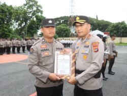 Kapolres Loteng Berikan Penghargaan kepada Personel Berprestasi. ‎