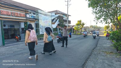 Personel Polsek Sukamulia Lakukan  Pengaturan Lalu Lintas Di Depan Smkn 2 Selong