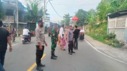 Jaga Keamanan Tradisi, Personel Polsek Lembar Amankan Prosesi Nyongkolan di Jalur Lintas Kabupaten