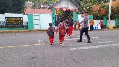 Pastikan Keamanan Siswa dan Pengguna Jalan, Personel Polsek Rhee Intensifkan Pengaturan Lalu Lintas