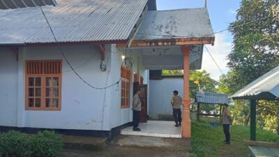 Personil Polsek Donggo Amankan Ibadah Jum,at Agung di Gereja Protestan Kemah Injil Bukit Sion Sangari di Mbawa