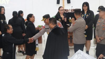 *Kapolres Sumbawa Barat Pantau Langsung Pengamanan Ibadah Jumat Agung, Pastikan ibadah Aman dan Nyaman*
