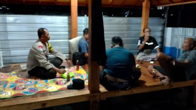 Bhabinkamtibmas Apitaik Sambangi Warga Saat Patroli Malam, Ajak Jaga Kamtibmas di Lingkungan SPPG