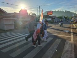 Polsek Rasanae Timur Laksanakan Rawan Pagi, Antisipasi Kemacetan dan Bantu Penyebrangan Pelajar