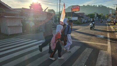 Polsek Rasanae Timur Laksanakan Rawan Pagi, Antisipasi Kemacetan dan Bantu Penyebrangan Pelajar