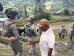 Satgas Damai Cartenz Gelar Patroli Humanis dan Pelayanan Kesehatan di Sinak