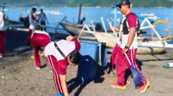Bersih Pantai Cemara Lembar, Upaya Nyata Jaga Lingkungan Pesisir Lombok Barat