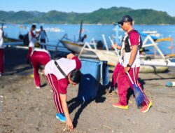 Bersih Pantai Cemara Lembar, Upaya Nyata Jaga Lingkungan Pesisir Lombok Barat