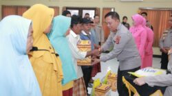 Kapolda NTB dan Ketua Bhayangkari Salurkan Sembako di SPN Polda NTB