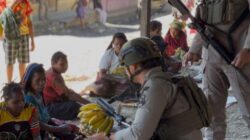 Patroli di Sinak, Ops Damai Cartenz Perkuat Kedekatan dan Rasa Aman Warga