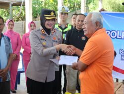 Kapolres Sumbawa Bersama Bhayangkari Salurkan Bantuan Bagi Korban Kebakaran di Pemangong