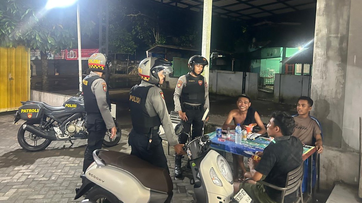 Dialog Humanis di Tengah Malam, Cara Tim Presisi Polres Lobar Edukasi Pemuda Jaga Lingkungan